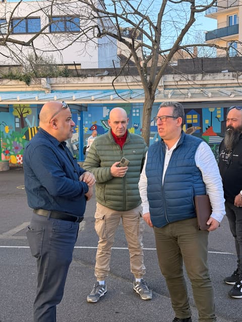 Gérard Jalloul sur le chantier, dirigeant son équipe devant les plans