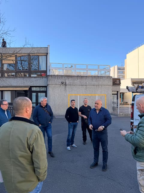 Gérard Jalloul présentant les plans d'un projet à son équipe