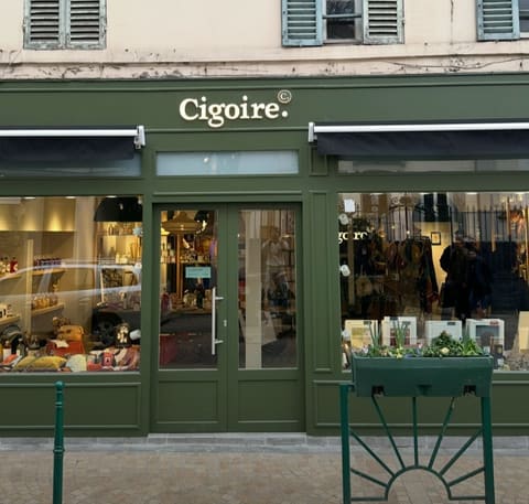 Façade vert profond de la boutique Cigoire à Rueil-Malmaison après rénovation