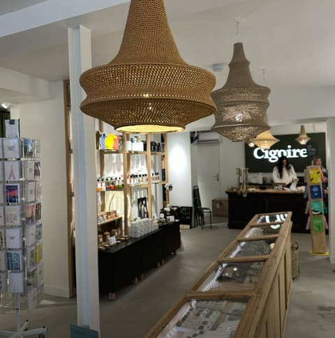Intérieur rénové de la boutique Cigoire