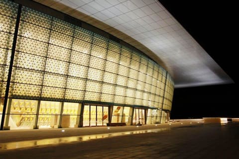 Vue d'ensemble de la salle de spectacle Ahmed Bey à Constantine